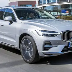 Srebrne Volvo XC60 w ruchu miejskim. Kierowca zastanawia się, ile pali Volvo XC60, gdy jedzie po mieście.