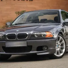 Szare BMW E46 Coupe M Pakiet z felgami M. Klasyka sportowego stylu.