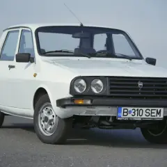 Biała Dacia 1310, samochód z kraju pochodzenia Rumunia, zaparkowana na drodze.