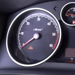 Kontrolka auto z kluczem Opel świeci się na desce rozdzielczej.