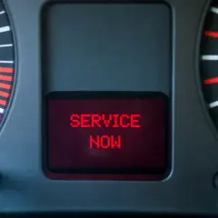 Kontrolka EPC świeci się, a na wyświetlaczu widnieje komunikat "SERVICE NOW". Oznacza to, że silnik wymaga pilnej diagnostyki.