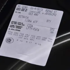 Naklejka z danymi Octavii. Numer VIN i kod silnika pomogą ustalić, jak sprawdzić rozrząd po numerze VIN.