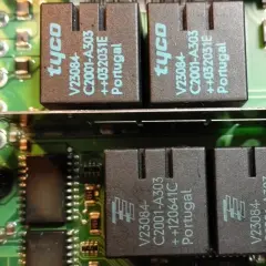 Zbliżenie na moduł elektroniczny z przekaźnikami Tyco V23084.