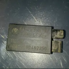 Czujnik AUC BMW z numerem 6411-8391470, wykonany z PA6-GF30.