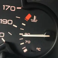 Wskaźnik temperatury silnika benzynowego pokazuje 90°C, co oznacza prawidłową temperaturę pracy.