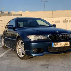 Granatowe BMW E46 330ci na parkingu.