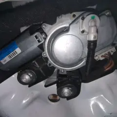 Silnik tylnej wycieraczki. Aby dowiedzieć się, jak wyłączyć tylną wycieraczkę, zobacz ten mechanizm.