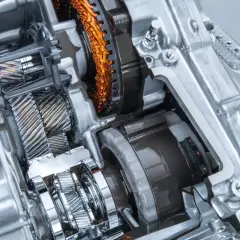 Przekładnia hybrydowa Toyoty z widocznymi kołami zębatymi i elementami elektrycznymi. Zastanawiasz się, ile wytrzymuje skrzynia CVT Toyota?