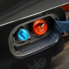 Niebieski korek AdBlue i pomarańczowy korek Diesel w klapce wlewu paliwa. W ten sposób sprawdzisz poziom AdBlue w swoim samochodzie.