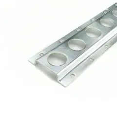 Metalowe listwy zabezpieczające ładunek z otworami, idealne do mocowania pasów transportowych.