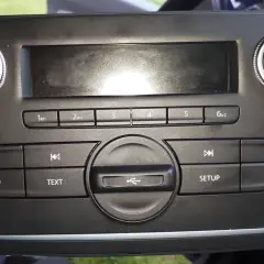 Radio samochodowe Dacia Duster z przyciskami i wyświetlaczem. Szukasz informacji, gdzie znaleźć kod do radia Dacia Duster?