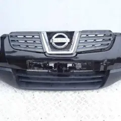 Czarny zderzak Nissan Qashqai z charakterystycznym grillem i logo marki.