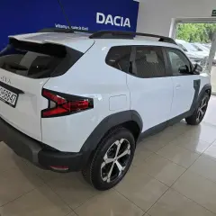 Nowa, biała Dacia Duster z czarnymi dodatkami, gotowa na przygodę.