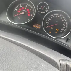 Kontrolka samochód z kluczykiem Opel świeci się, wskazując problem z immobilizerem lub kluczykiem. Na desce rozdzielczej widoczne są też inne kontrolki.