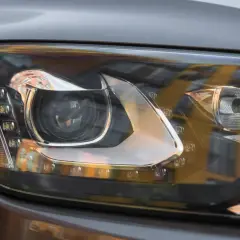 Reflektor samochodowy z LED. Dowiedz się, jak sprawdzić czujnik poziomowania świateł, by zapewnić optymalne oświetlenie drogi.