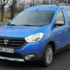 Niebieski Dacia Dokker Stepway w ruchu, z widocznym napisem "STEPWAY" na drzwiach.
