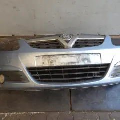Srebrny zderzak corsa d z kratkami i miejscem na tablicę rejestracyjną.