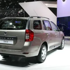Nowy Dacia Logan MCV II na wystawie, elegancki kombi w kolorze szampańskim.