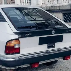Tylna część białego Lancia Gamma Coupe z czarnym spoilerem i napisem "H.P.Executive VX".