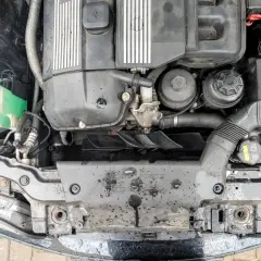 Widok komory silnika BMW E46 z widocznym wentylatorem chłodnicy.