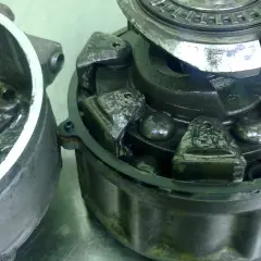 Rozłożone koło pasowe sprężarki klimatyzacji z widocznymi elementami mechanicznymi i łożyskami.