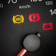 Na desce rozdzielczej BMW E46 świeci się kontrolka ABS, hamulca ręcznego i akumulatora.