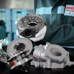 Mechanik w białych rękawiczkach prezentuje turbosprężarkę. Dbałość o detale zapobiega wibracjom podczas przyspieszania.