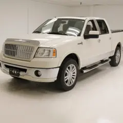 Biały Lincoln Mark LT z chromowanymi detalami i felgami, gotowy na każdą podróż.