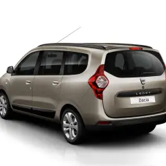Złoty Dacia Lodgy z tyłu, pokazujący jego praktyczne wymiary. Idealny dla rodziny.