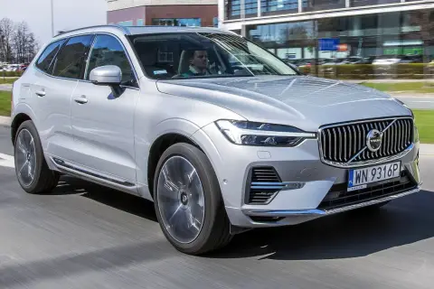 Srebrne Volvo XC60 w ruchu miejskim. Kierowca zastanawia się, ile pali Volvo XC60, gdy jedzie po mieście.