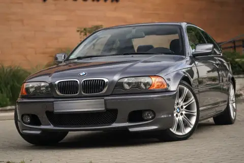 Szare BMW E46 Coupe M Pakiet z felgami M. Klasyka sportowego stylu.