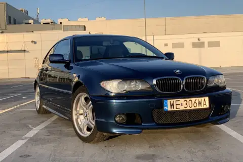 Granatowe BMW E46 330ci na parkingu.