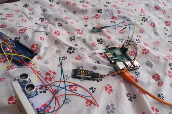 Układ do testowania, jak sprawdzić czujnik parkowania 3 pin: Raspberry Pi, Arduino, czujnik ultradźwiękowy i wyświetlacz.