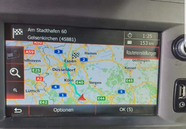Nawigacja pokazuje trasę do Gelsenkirchen. To **media nav evolution toolbox** w akcji, z czasem 1:25 i dystansem 153 km.
