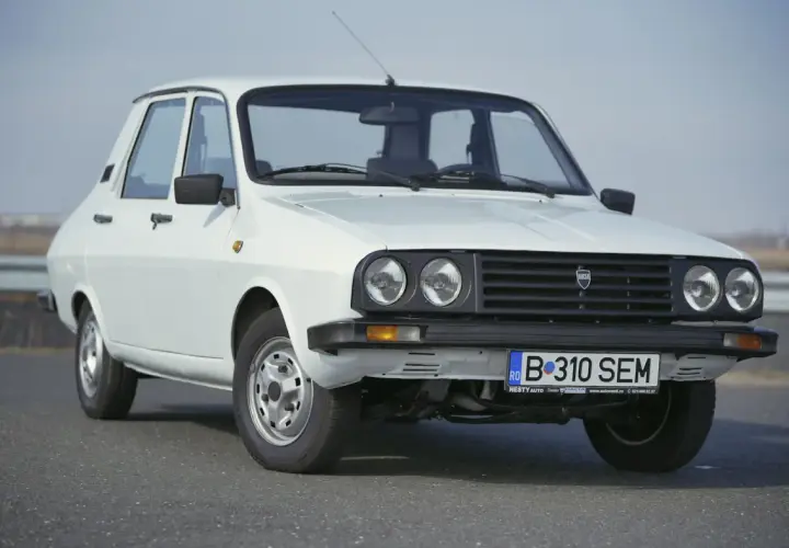 Biała Dacia 1310, samochód z kraju pochodzenia Rumunia, zaparkowana na drodze.