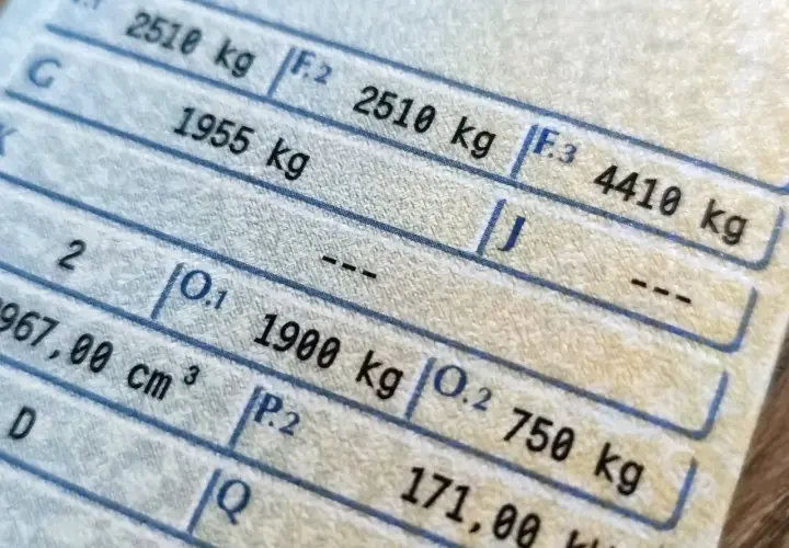 Fragment dowodu rejestracyjnego z danymi pojazdu. Widoczna masa całkowita 2510 kg, 1955 kg, 4410 kg i 1900 kg.
