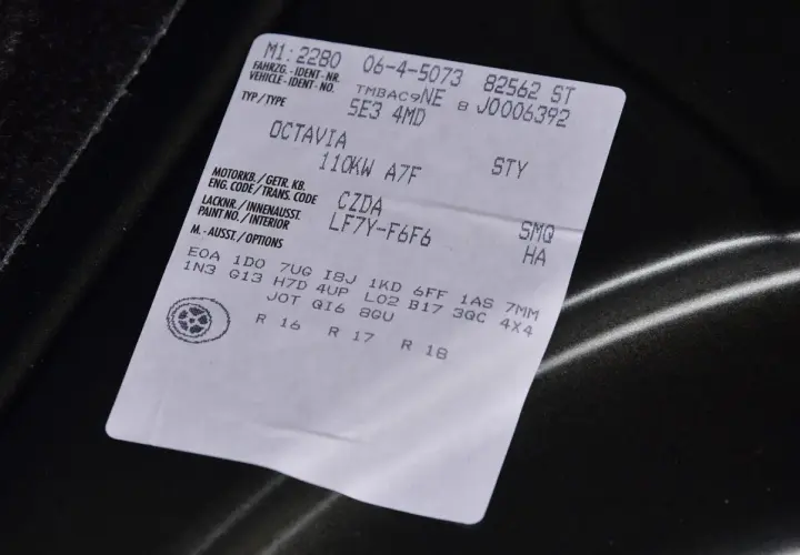 Naklejka z danymi Octavii. Numer VIN i kod silnika pomogą ustalić, jak sprawdzić rozrząd po numerze VIN.