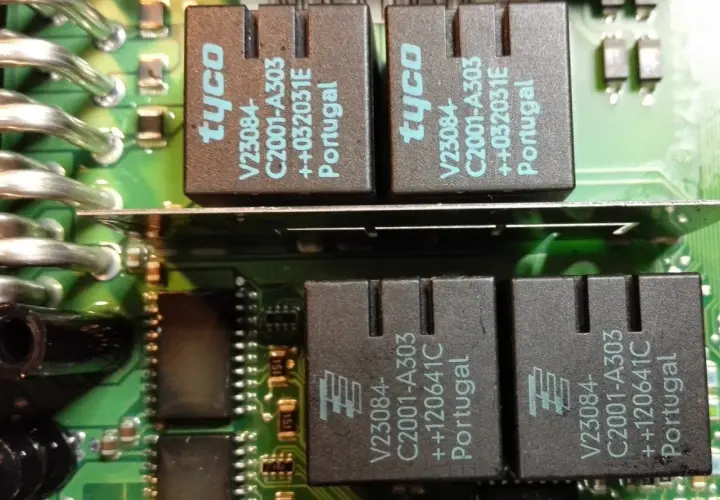 Zbliżenie na moduł elektroniczny z przekaźnikami Tyco V23084.