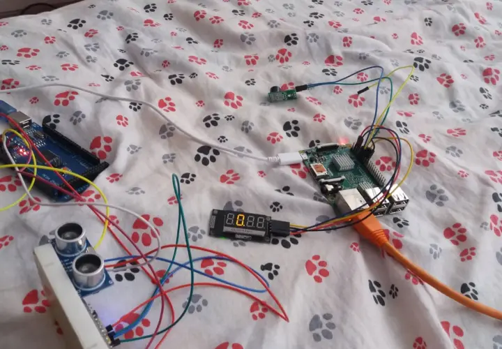 Układ do testowania, jak sprawdzić czujnik parkowania 3 pin: Raspberry Pi, Arduino, czujnik ultradźwiękowy i wyświetlacz.