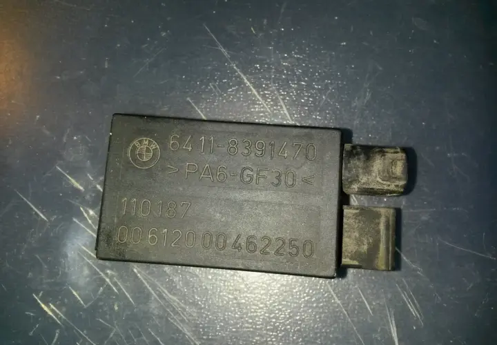 Czujnik AUC BMW z numerem 6411-8391470, wykonany z PA6-GF30.
