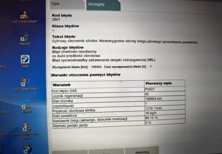 Ekran komputera z programem diagnostycznym BMW, wyświetlający kody błędów, w tym kod 2801 dotyczący nieprawidłowych obrotów biegu jałowego.
