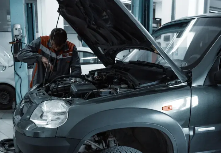 Mechanik sprawdza silnik auta przed sprzedażą. To ważny krok, gdy chcesz jak kupić auto w Niemczech.