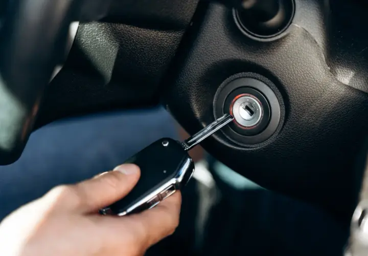Kluczyk próbuje uruchomić auto, ale stacyjka wygląda na uszkodzoną. Objawy uszkodzonej kostki stacyjki mogą być frustrujące.