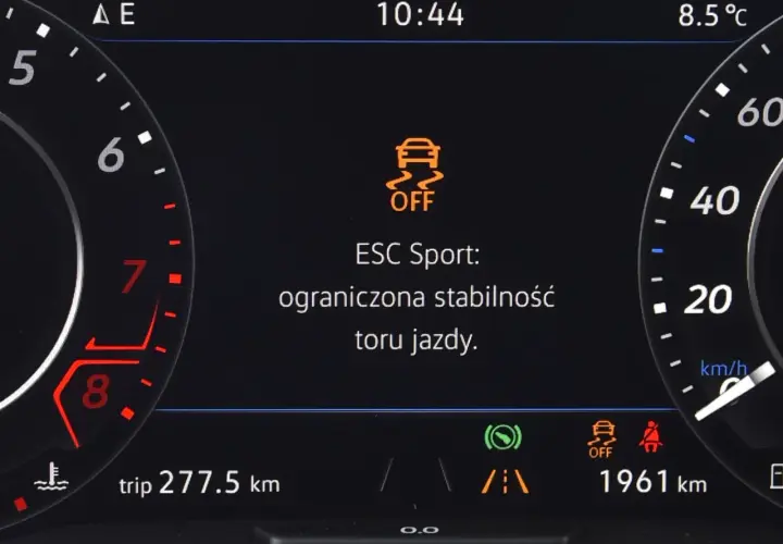 Wyświetlacz informuje, co oznacza ESP w samochodzie: ESC Sport z ograniczoną stabilnością toru jazdy.