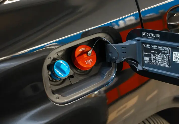 Zbiornik AdBlue i Diesel w samochodzie. Po dolaniu AdBlue kontrolka nie gaśnie, mimo że płyn jest uzupełniony.