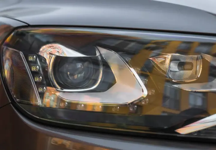 Reflektor samochodowy z LED. Dowiedz się, jak sprawdzić czujnik poziomowania świateł, by zapewnić optymalne oświetlenie drogi.