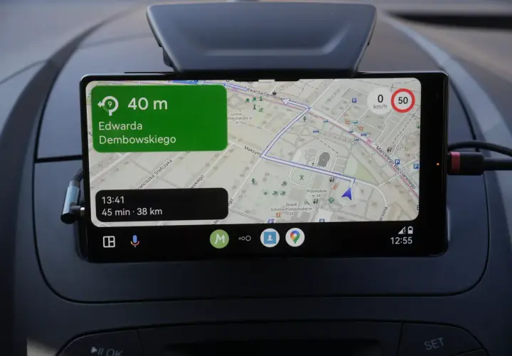 Nawigacja Medianav z Android Auto pokazuje trasę do ul. Edwarda Dębowskiego. Czas dojazdu 45 min, dystans 38 km.