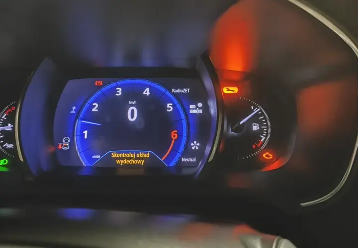 Na desce rozdzielczej Renault świeci się kontrolka "Skontroluj układ wydechowy".