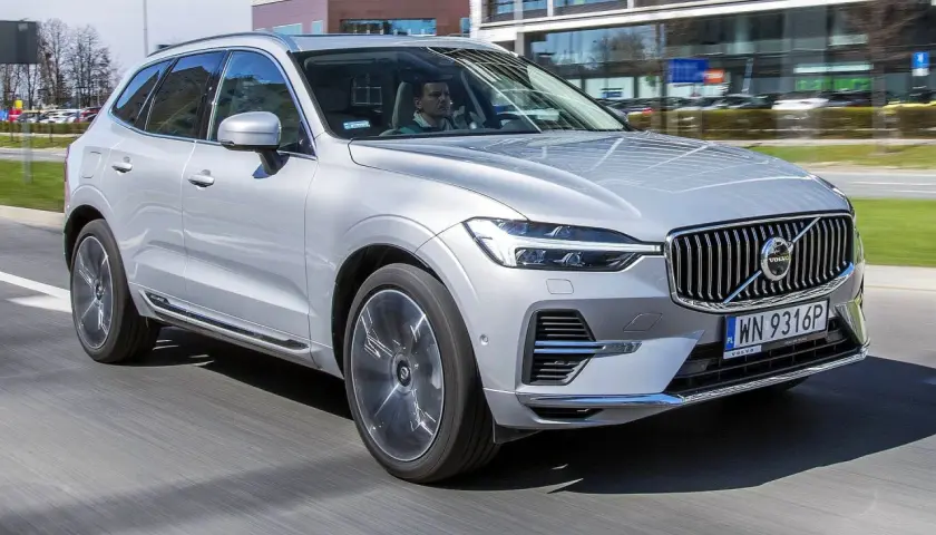 Srebrne Volvo XC60 w ruchu miejskim. Kierowca zastanawia się, ile pali Volvo XC60, gdy jedzie po mieście.