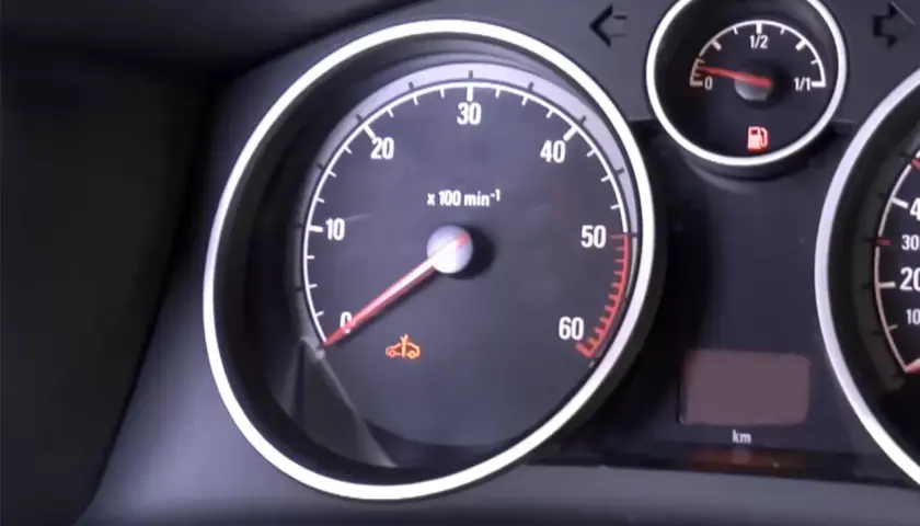 Kontrolka auto z kluczem Opel świeci się na desce rozdzielczej.